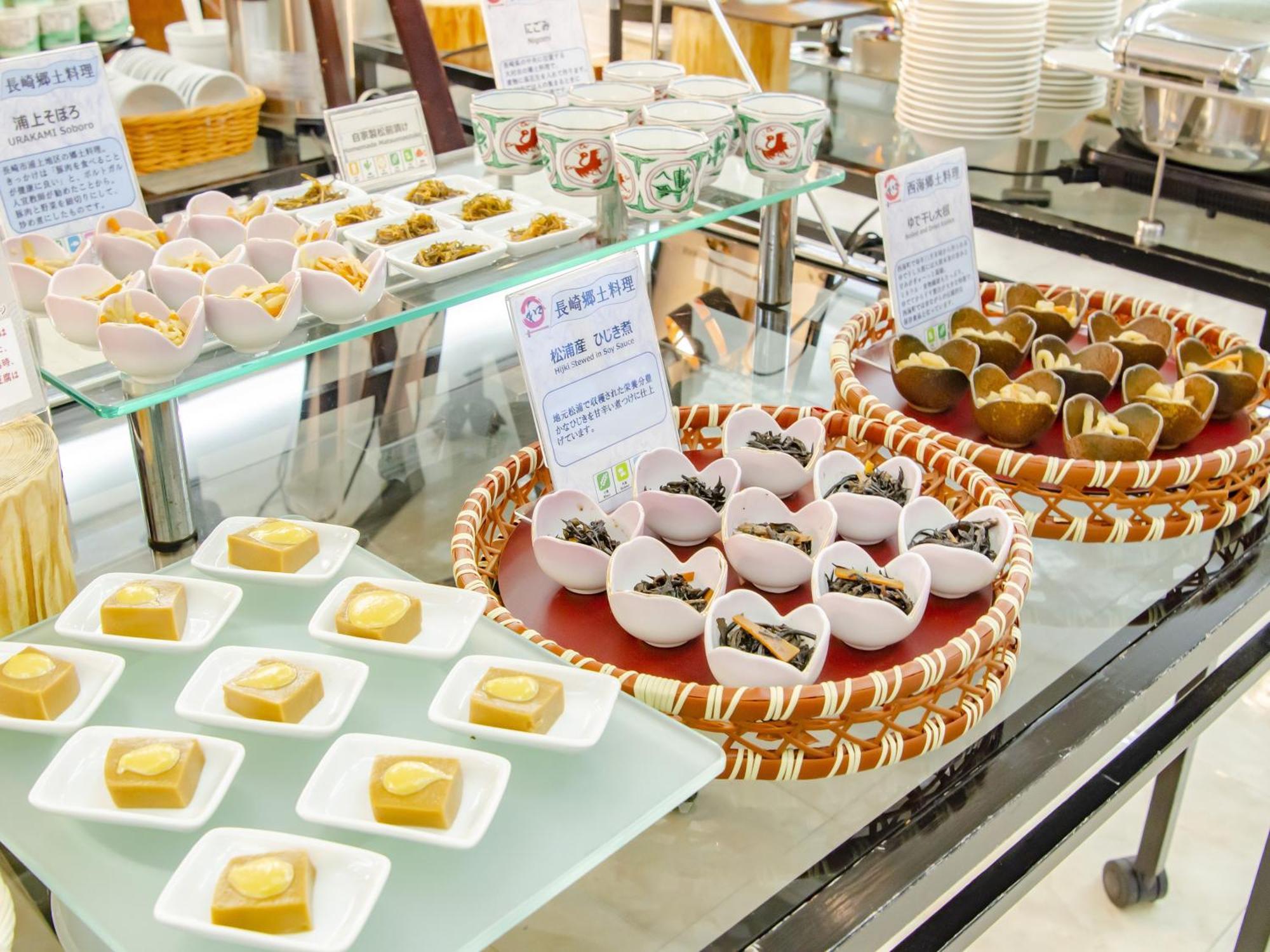 Hotel Den Haag Huis Ten Bosch Sasebo Luaran gambar A selection of dim sum at a buffet