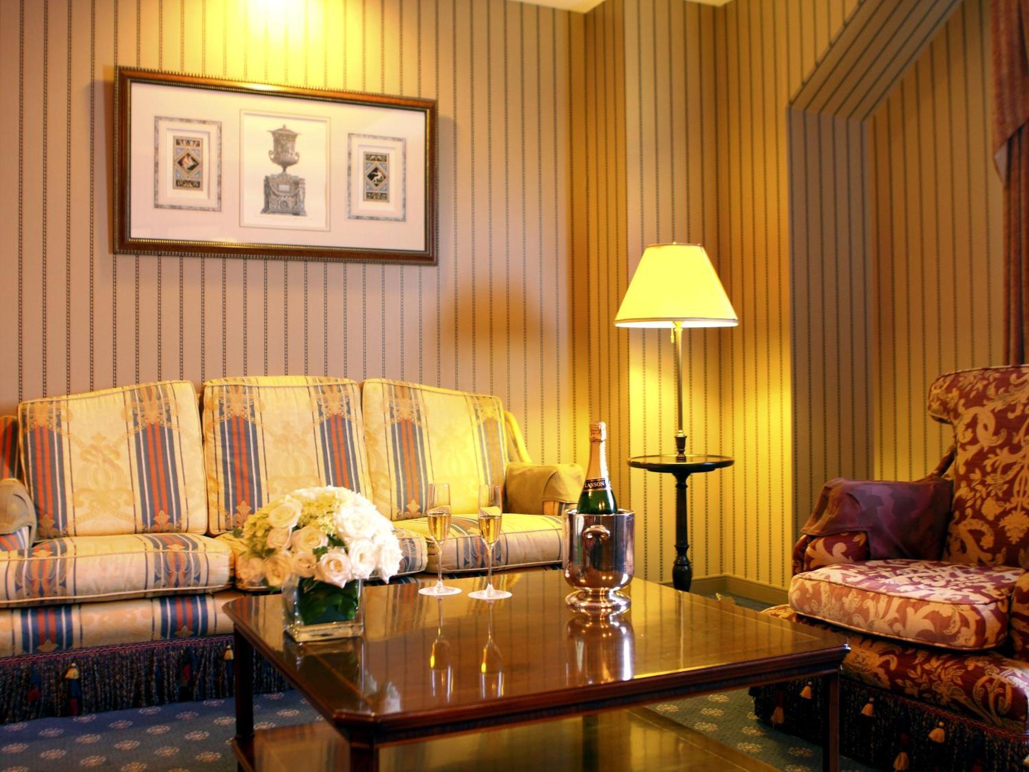 Hotel Den Haag Huis Ten Bosch Sasebo Luaran gambar The interior of a suite at the Ritz